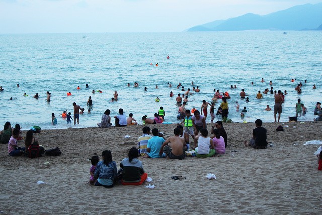 Bãi biển Nha Trang bị rác “tấn công” trong dịp lễ 30/4 ảnh 2