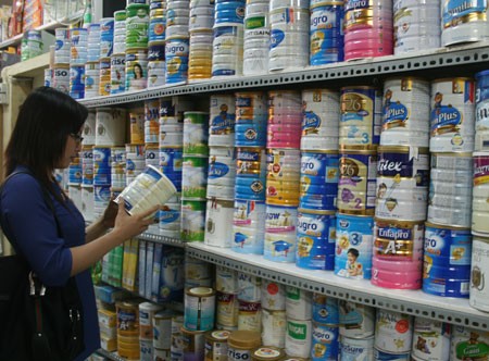 Giá sữa bán buôn giảm mạnh, sữa bán lẻ vẫn đứng yên ảnh 1