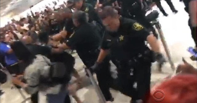 Những vụ bê bối gây chấn động của ngành hàng không Mỹ đầu năm 2017 ảnh 5