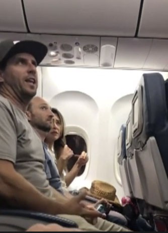 Những vụ bê bối gây chấn động của ngành hàng không Mỹ đầu năm 2017 ảnh 6