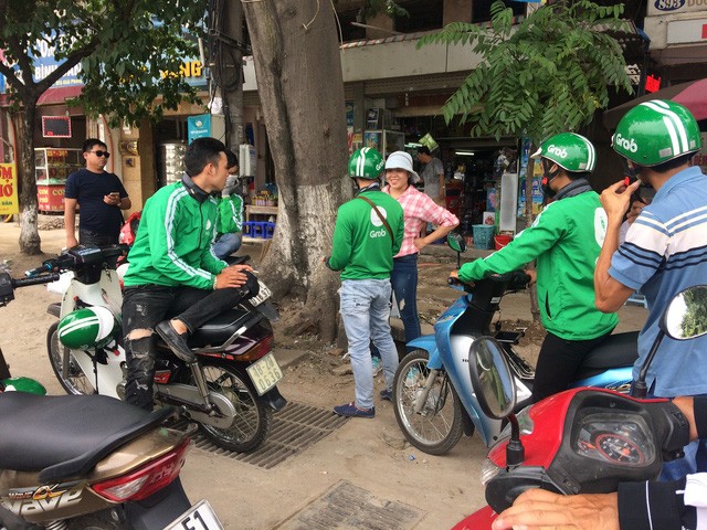 Kiếm khá nhờ “mượn” thương hiệu, xe ôm truyền thống “cố thủ” với nghề ảnh 2