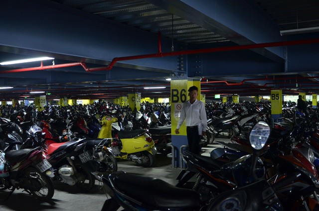 Vã mồ hôi tìm phương tiện trong “ma trận” bãi xe sân bay Tân Sơn Nhất ảnh 3