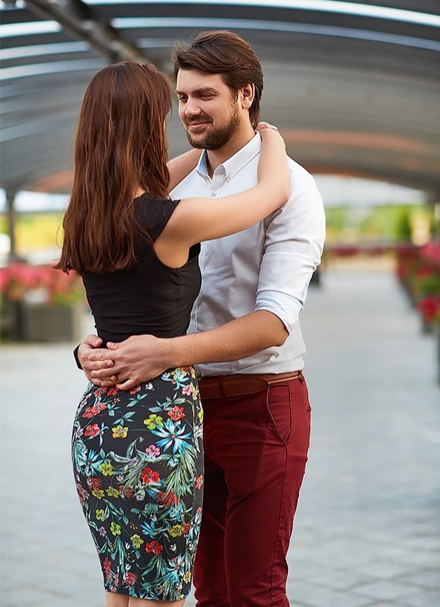 9 cách ôm khiến tim đối phương loạn nhịp ảnh 2