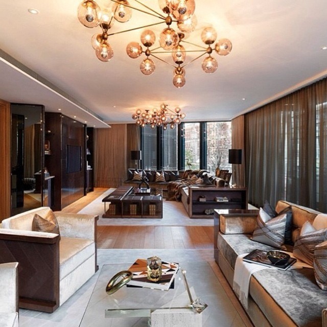 Hội cha mẹ giàu khoe cuộc sống vương giả ảnh 1