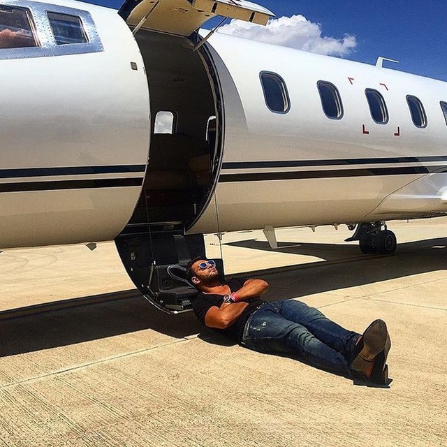 Một ông bố là thành viên trong hội, chụp hình ở phía trước chuyên cơ riêng của mình.