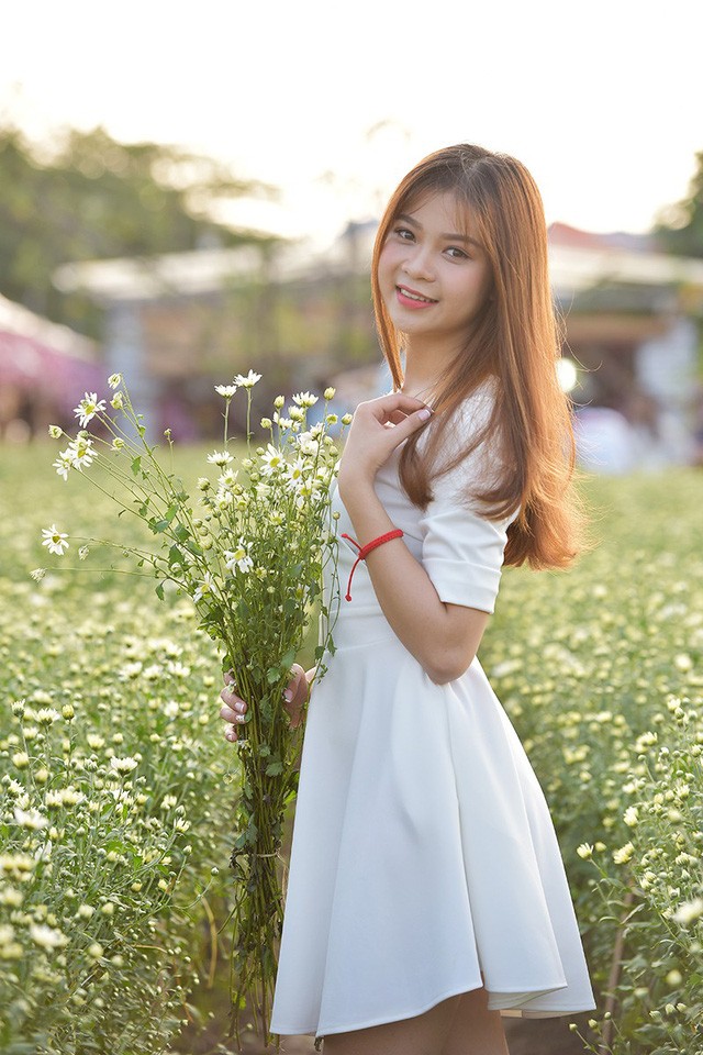 Cho thuê chụp ảnh, chủ vườn cúc họa mi kiếm hàng chục triệu mỗi ngày ảnh 3 Giá vé vào vườn hoa là 50.000 đồng/người. Theo quan sát của tôi, ngày trong tuần có khoảng 200-300 người, ngày cuối tuần khoảng 1000-2000 người, anh Lê Xuân Bách, nhiếp ảnh thường xuyên ra vào vườn cúc hoạ mi trên đường Âu Cơ cho hay.