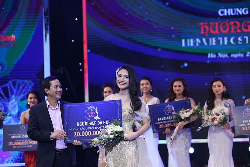 Lộ diện Hoa khôi Hương sắc LienVietPostBank 2017 ảnh 14