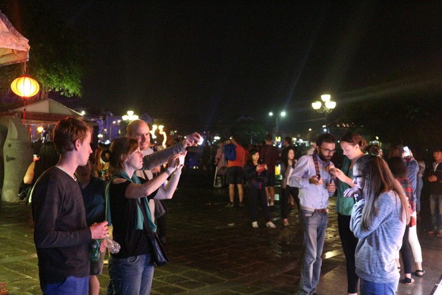 Khách Tây cuồng nhiệt đón năm mới 2018 ở phố cổ Hội An ảnh 11