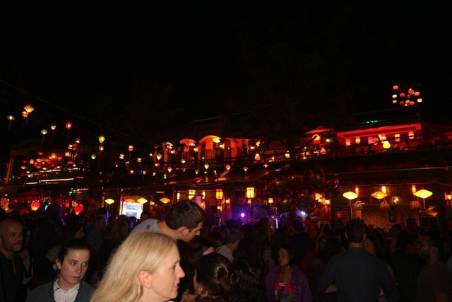 Khách Tây cuồng nhiệt đón năm mới 2018 ở phố cổ Hội An ảnh 2