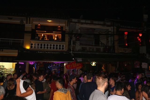 Khách Tây cuồng nhiệt đón năm mới 2018 ở phố cổ Hội An ảnh 4