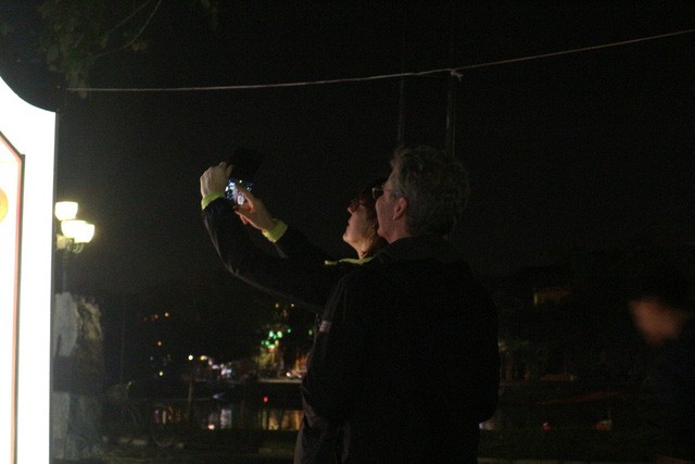 Khách Tây cuồng nhiệt đón năm mới 2018 ở phố cổ Hội An ảnh 5