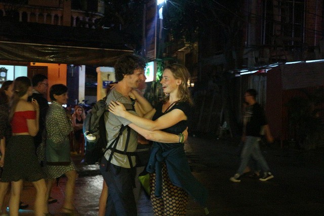 Khách Tây cuồng nhiệt đón năm mới 2018 ở phố cổ Hội An ảnh 7