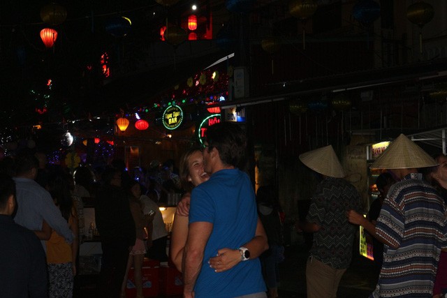 Khách Tây cuồng nhiệt đón năm mới 2018 ở phố cổ Hội An ảnh 8