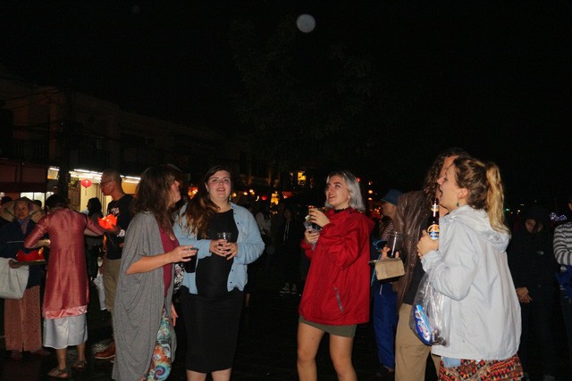 Khách Tây cuồng nhiệt đón năm mới 2018 ở phố cổ Hội An ảnh 9