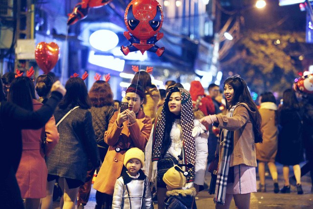 Muôn cách bạn trẻ Hà Nội đón năm mới ảnh 3