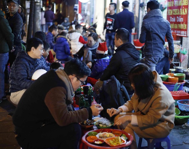 Muôn cách bạn trẻ Hà Nội đón năm mới ảnh 8