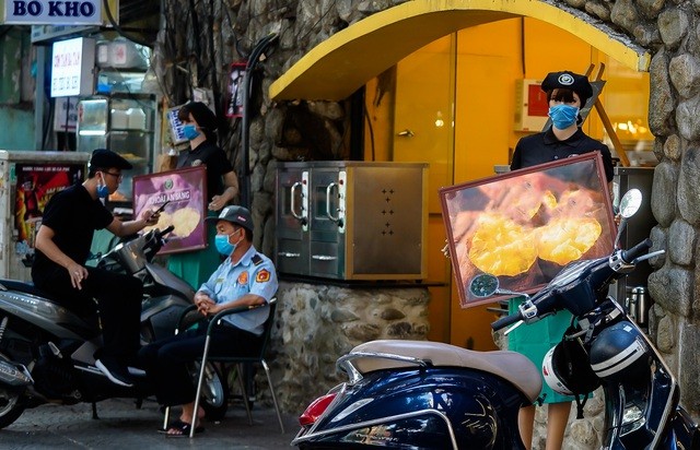 Lý do khách Tây hờ hững với khẩu trang và nước rửa tay ảnh 13