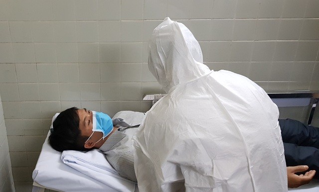 Chuyến bay về từ vùng dịch, tìm được 13 hành khách đang ở TP.HCM ảnh 1