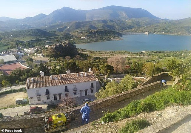 Thị trấn như “pháo đài” thời Trung Cổ, “bất khả xâm phạm” với Covid-19 ảnh 2