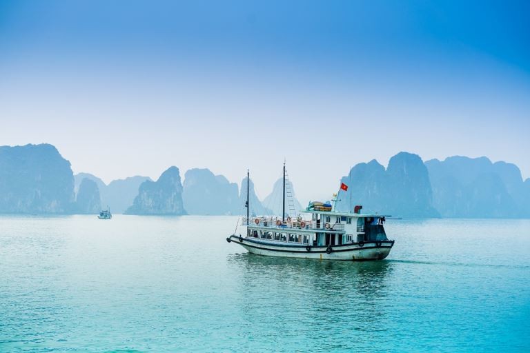 Vịnh Bái Tử Long sở hữu vẻ đẹp không thua kém gì vịnh Hạ Long