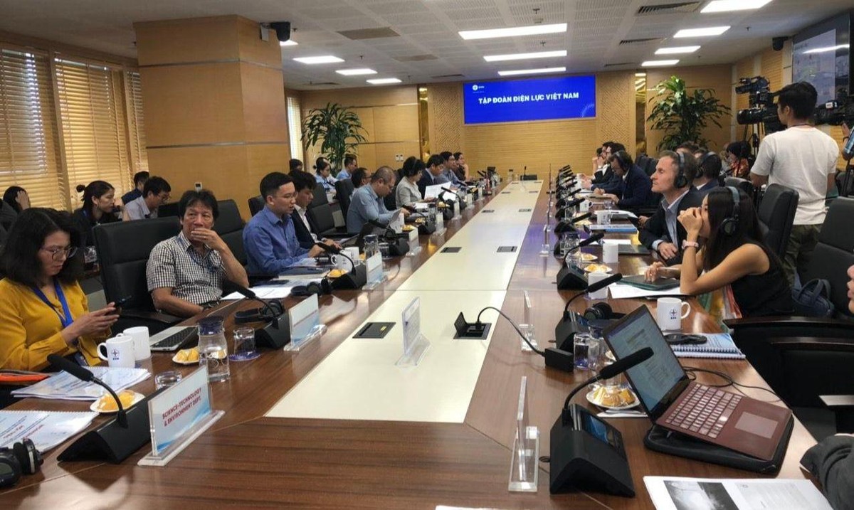 Các đại biểu chia sẻ tình hình phát triển năng lượng tái tạo ở Việt Nam tại hội thảo diễn ra ngày 22/11.