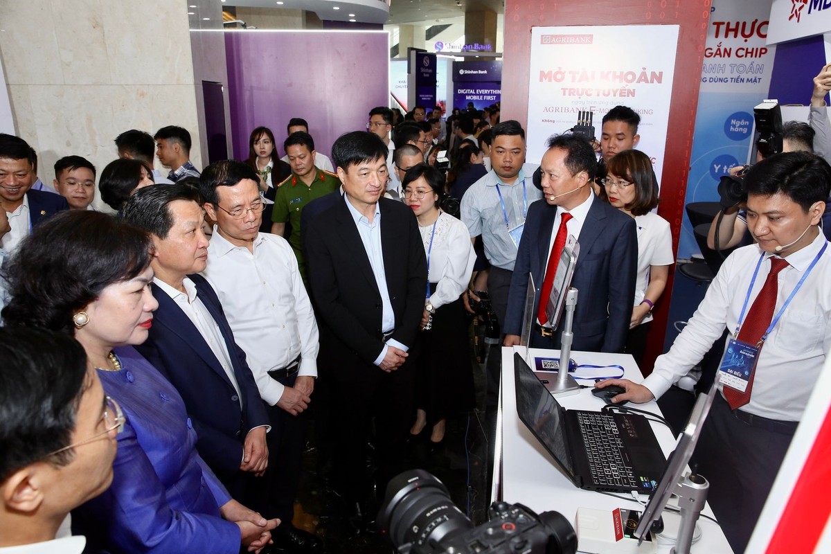 Phó thủ tướng Lê Minh Khái, Thống đốc Nguyễn Thị Hồng cùng các đại biểu tham quan gian hàng của Agribank. Phó thủ tướng Lê Minh Khái, Thống đốc Nguyễn Thị Hồng cùng các đại biểu tham quan gian hàng của Agribank.