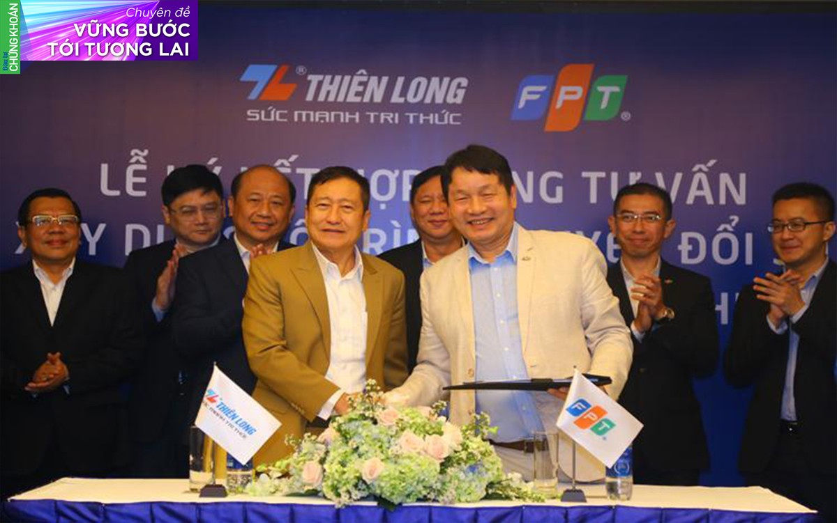 Ông Cô Gia Thọ, Chủ tịch HĐQT Tập đoàn Thiên Long (bên trái) và ông Trương Gia Bình, Chủ tịch HĐQT FPT (bên phải) ký kết hợp đồng Tư vấn lộ trình chuyển đổi số toàn diện. Từ 2020 đến nay tỷ lệ tự động hóa trong các nhà máy Thiên Long đạt hơn 78%. Một số quy trình vận hành được số hóa, giúp tiết kiệm thời gian, chi phí và nhân lực.