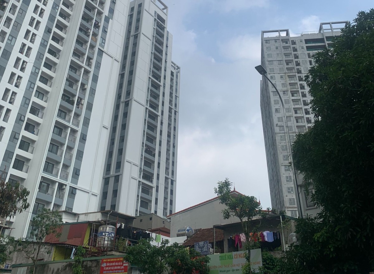 Con đường chính giữa nội khu đang bị chắn bởi các hộ dân