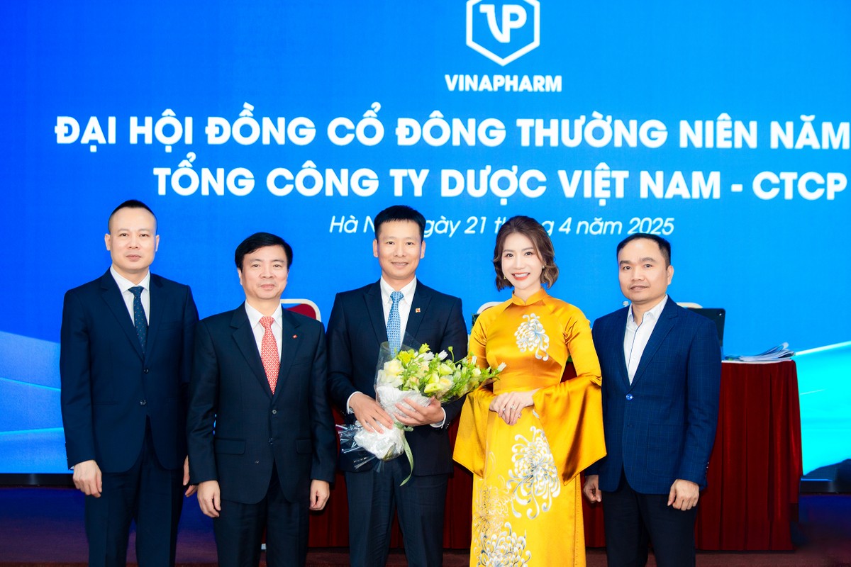 Hội đồng quản trị chúc mừng ông Nguyễn Tiến Dũng - Thành viên Hội đồng quản trị được bầu bổ sung tại Đại hội