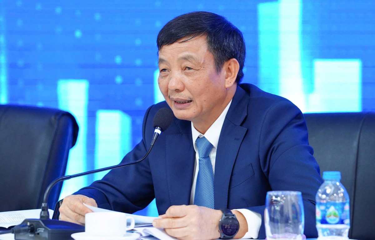 Ông Nguyễn Xuân Đông, Tổng giám đốc Vinaconex trả lời cổ đông tại Đại hội.