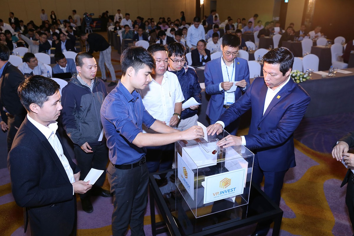 Vừa niêm yết trên HNX, Văn Phú- Invest đã xin cổ đông chuyển sàn sang HOSE ảnh 1