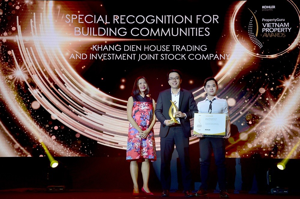 Đại diện công ty Khang Điền nhận giải Special Recognition for Building Communities. Đại diện công ty Khang Điền nhận giải Special Recognition for Building Communities.