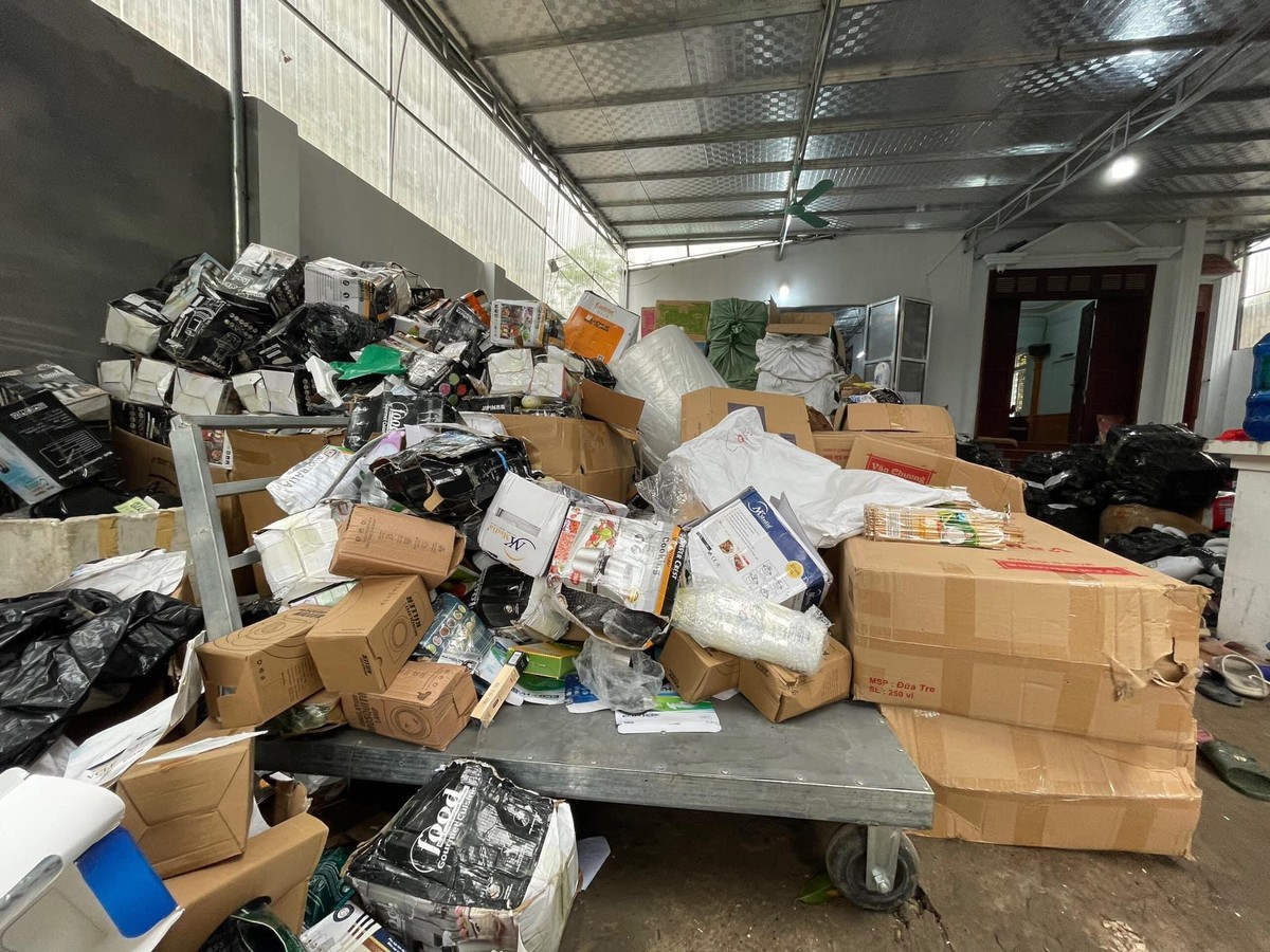 Hàng trăm sản phẩm nhái các nhãn hiệu nổi tiếng như LV, Gucci, Channel, Adidas...