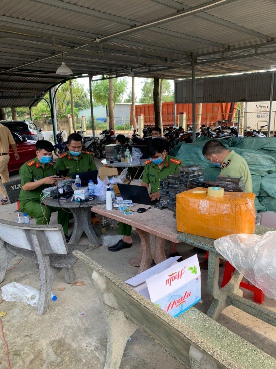 Thời điểm khám ông Hồ Thanh Cảnh người điều khiển phương tiện không xuất trình được hóa đơn, chứng từ và các giấy tờ có liên quan để chứng minh nguồn gốc của hàng hóa. Thời điểm khám ông Hồ Thanh Cảnh người điều khiển phương tiện không xuất trình được hóa đơn, chứng từ và các giấy tờ có liên quan để chứng minh nguồn gốc của hàng hóa.