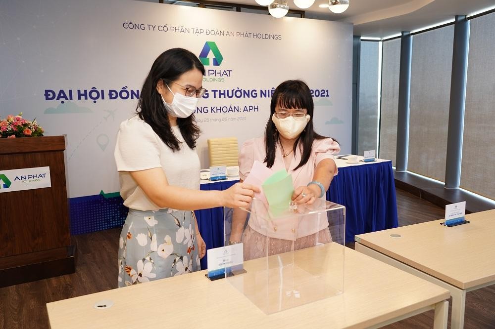 Cổ đông bỏ phiếu tại ĐHCĐ thường niên APH năm 2021. Cổ đông bỏ phiếu tại ĐHCĐ thường niên APH năm 2021.