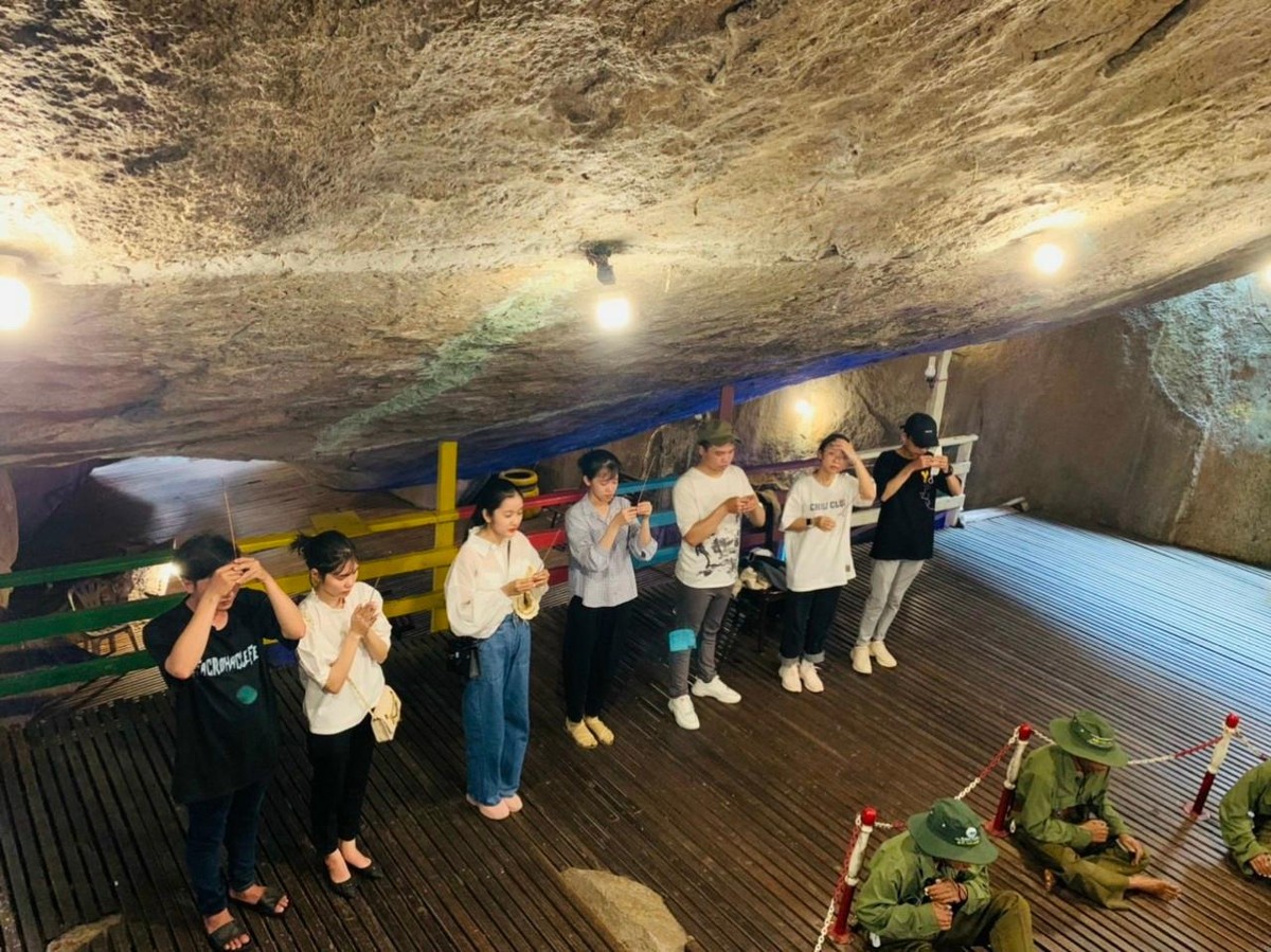 Đoàn học sinh du khảo tri ân các vị Anh hùng dân tộc.