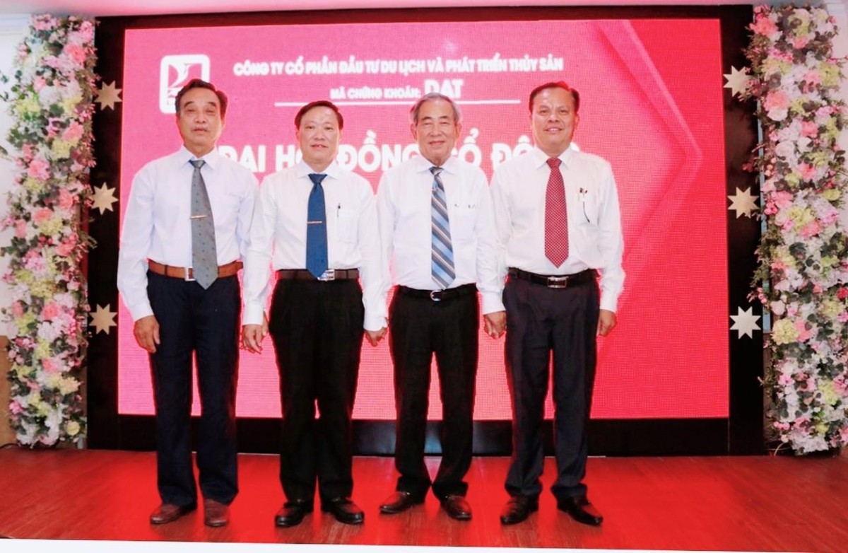 Hội đồng Quản trị ra mắt Đại hội.