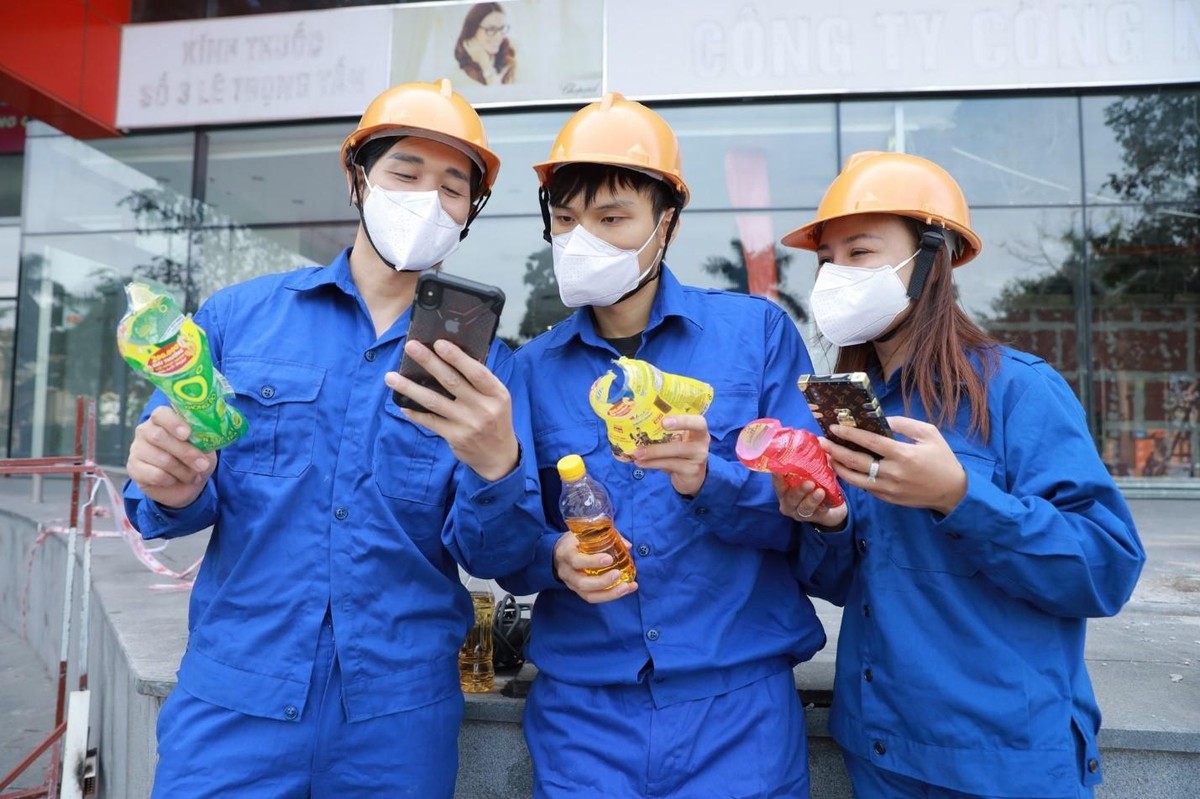 Chương trình “Xé ngay trúng liền” đang mang đến cơ hội vừa giải khát vừa trúng thưởng cho hàng ngàn khách hàng. Chương trình “Xé ngay trúng liền” đang mang đến cơ hội vừa giải khát vừa trúng thưởng cho hàng ngàn khách hàng.