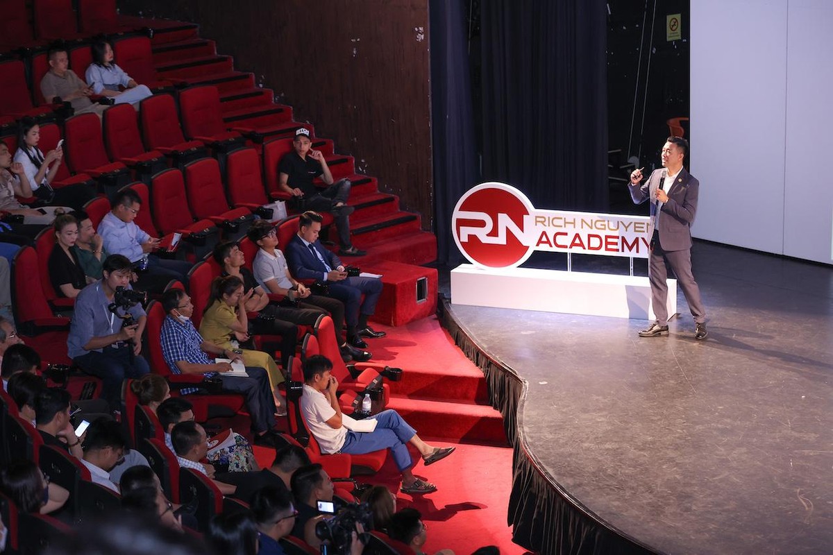 Ông Trần Xuân Đạt, Giám đốc Kinh doanh CTCP Rich Nguyen Academy chia sẻ bối cảnh kinh tế vĩ mô có tác động đến thị trường bất động sản. Ông Trần Xuân Đạt, Giám đốc Kinh doanh CTCP Rich Nguyen Academy chia sẻ bối cảnh kinh tế vĩ mô có tác động đến thị trường bất động sản.