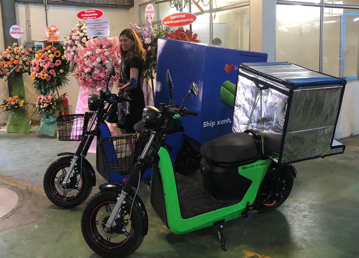 Xe máy điện Selex Camel tham gia thị trường giao vận Việt Nam, góp phần giảm thiểu lượng khí thải ra môi trường.