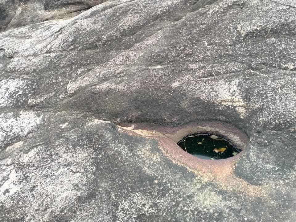 Mắt đá thần - kỳ quan Bảy Núi. Du khách muốn tận mắt chứng kiến sự kỳ thú của thiên nhiên.