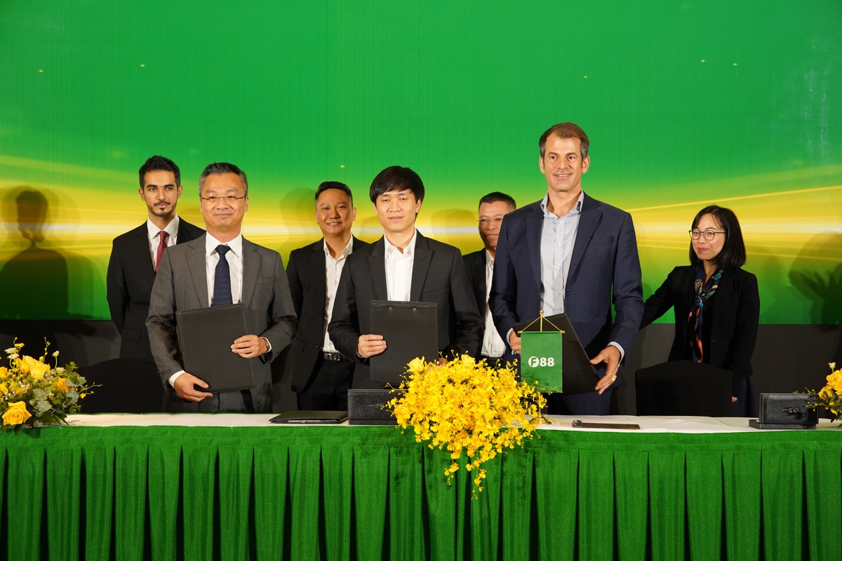 Ông Chris Freund , Nhà Sáng lập &amp; Tổng giám đốc Mekong Capital (hàng đầu, ngoài cùng bên phải) cùng ông Phùng Anh Tuấn CEO F88 (ở giữa) tại lần gọi vốn mới nhất ngày 2/3/2023.