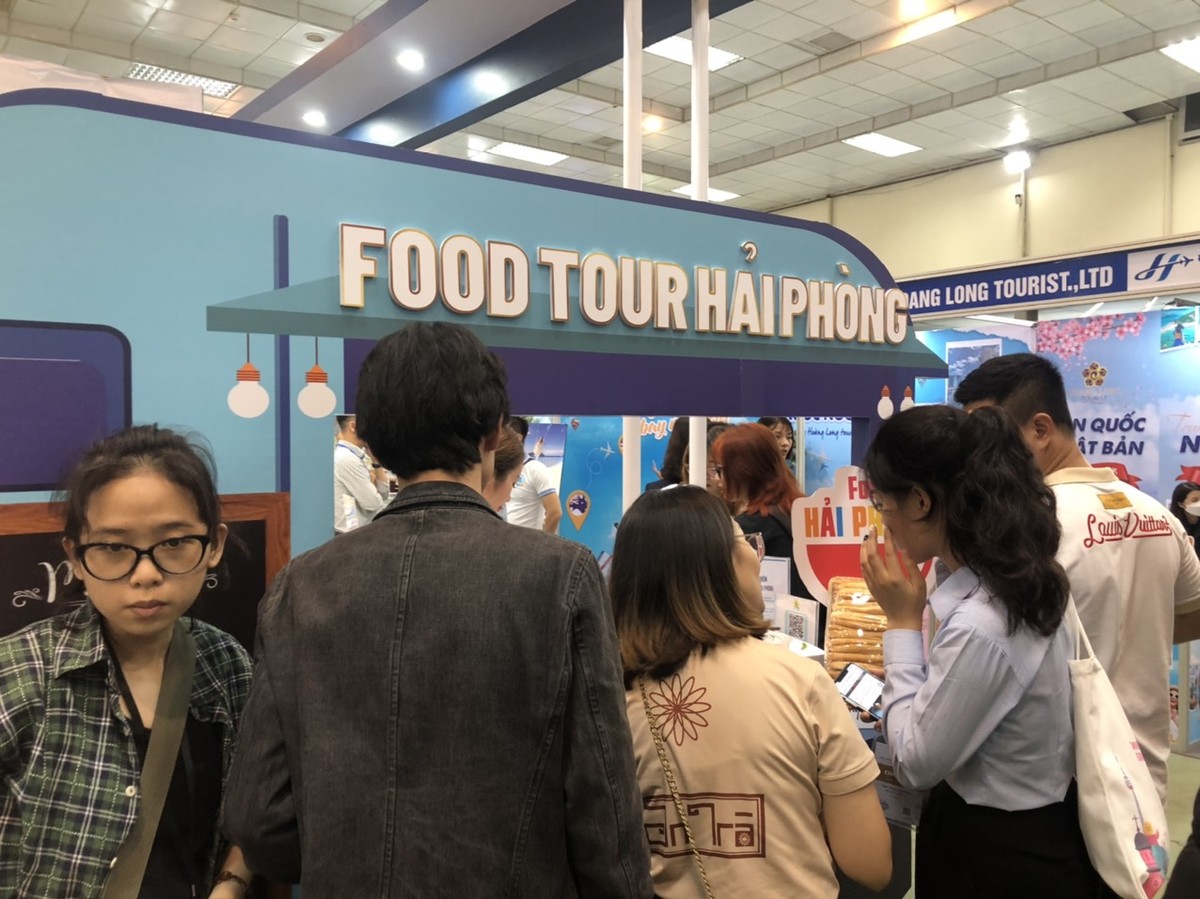Trải nghiệm tại gian hàng của Sở Du lịch Hải Phòng, khách hàng được thưởng thức các món ẩm thực Food tour Hải Phòng miễn phí, hay nhận nhiều voucher ưu đãi tại các gian hàng khách sạn nghỉ dưỡng Alma Resort, FLC…