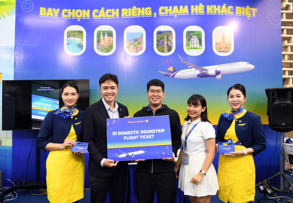 Một khách hàng may mắn trúng thưởng vé máy bay của Vietravel Airlines.