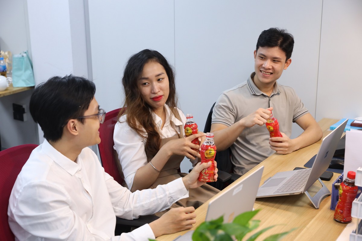 Nhiều người trẻ chọn cách thanh lọc cơ thể bằng Trà thanh nhiệt Dr Thanh để tươi mát trở lại, nhanh chóng bắt nhịp lại với công việc.