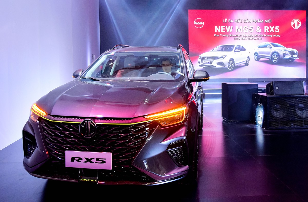 MG RX5 là dòng SUV hạng C có giá bán từ 699 triệu đồng. MG RX5 là dòng SUV hạng C có giá bán từ 699 triệu đồng.