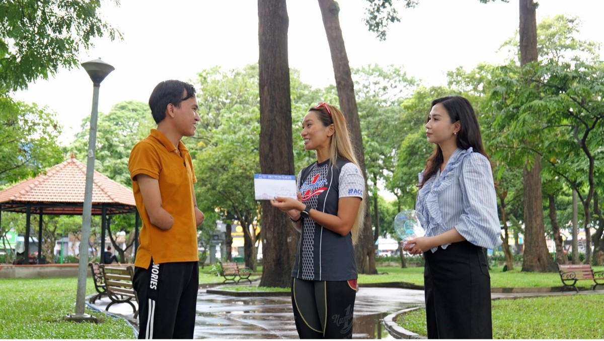 Đại sứ Thương hiệu Number 1 gửi món quà động viên Nguyễn Ngọc Nhứt trong chương trình “Nối trọn yêu thương”.