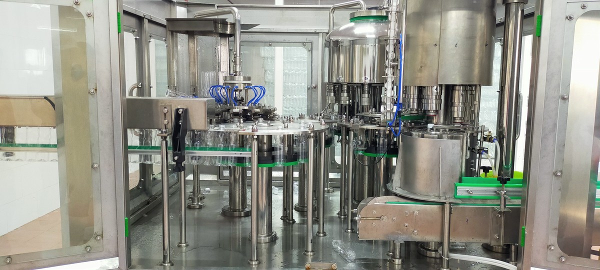 Dây chuyền đóng chai hoàn toàn tự động.