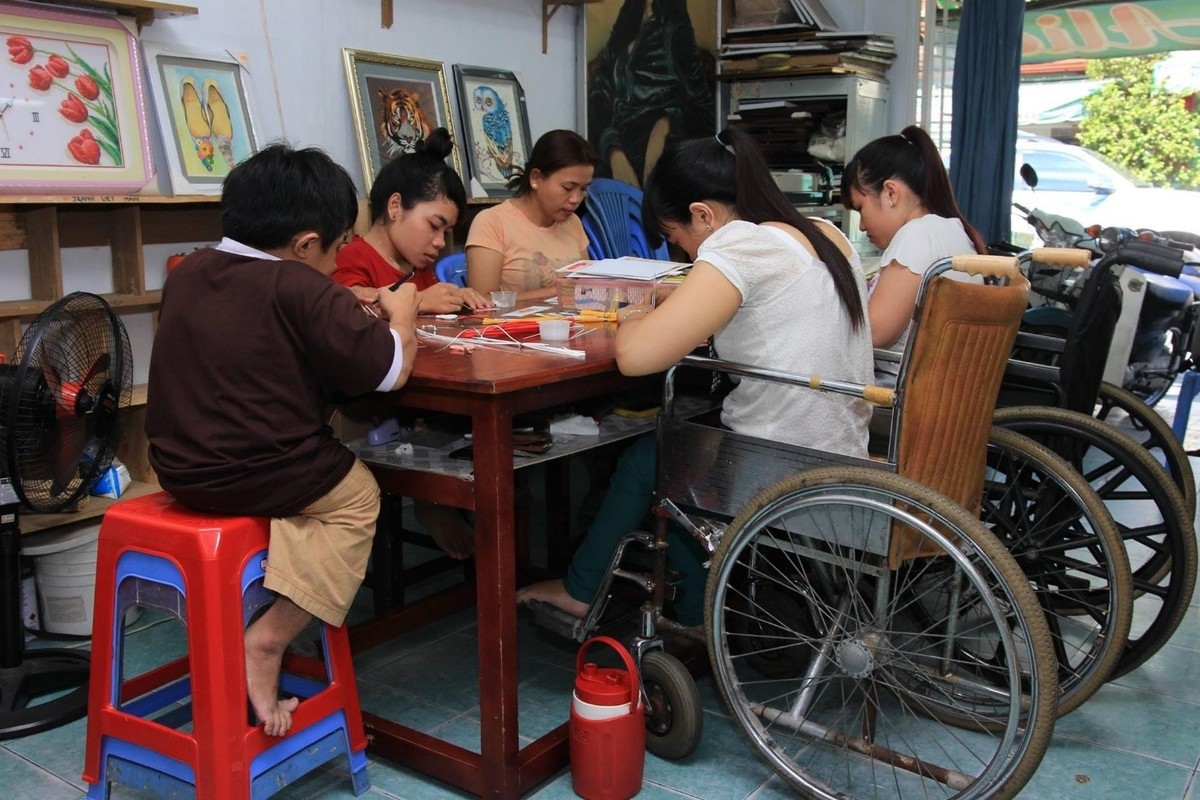 Cơ sở tranh giấy xoắn Alice Quilling do Thúy Vy thành lập mang đến cơ hội cho nhiều người khuyết tật. Cơ sở tranh giấy xoắn Alice Quilling do Thúy Vy thành lập mang đến cơ hội cho nhiều người khuyết tật.