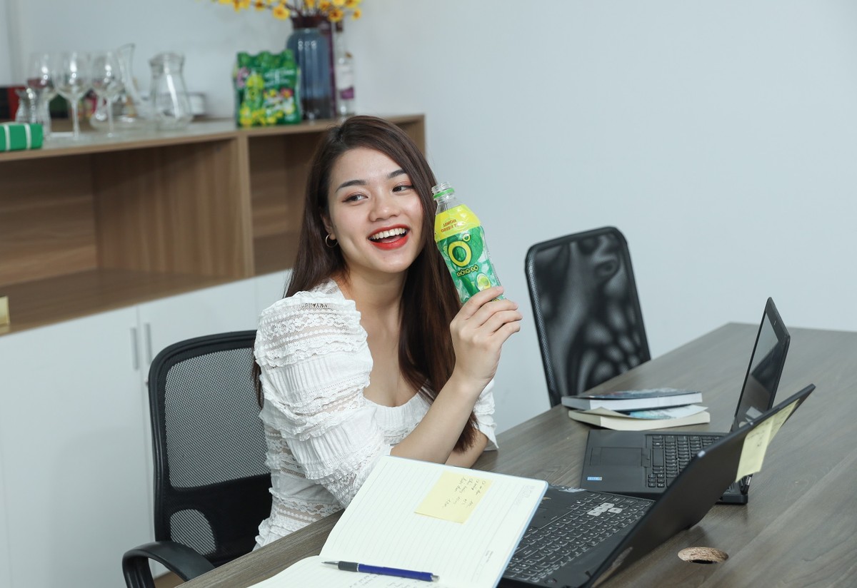 Với nhiều người trẻ, Tết là để trở về nên dù khó khăn, căng thẳng hay mệt mỏi tới đâu trong cuộc sống, những ngày cuối năm là lúc họ giải tỏa hết mọi lo lắng, muộn phiền cùng những chai Trà Xanh Không Độ để mang niềm vui, tiếng cười về cho gia đình trong ngày Tết. Với nhiều người trẻ, Tết là để trở về nên dù khó khăn, căng thẳng hay mệt mỏi tới đâu trong cuộc sống, những ngày cuối năm là lúc họ giải tỏa hết mọi lo lắng, muộn phiền cùng những chai Trà Xanh Không Độ để mang niềm vui, tiếng cười về cho gia đình trong ngày Tết.